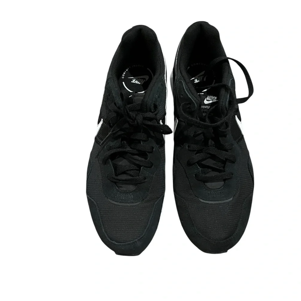 NIKE Sneakers Men’s 11 Black and White Venture Runner NWOT